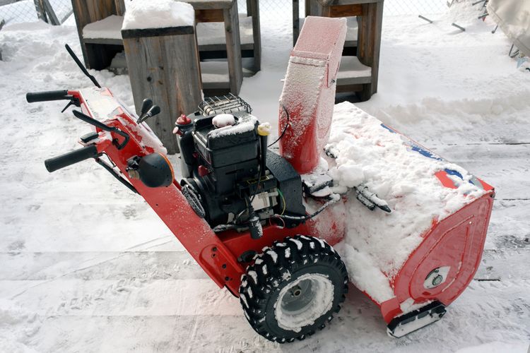 Výkonná benzínová snehová fréza