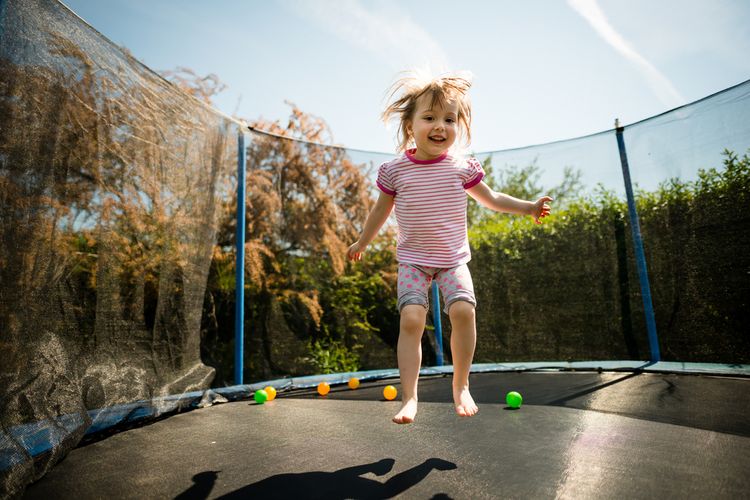 Dievčatko skákajúce na trampolíne