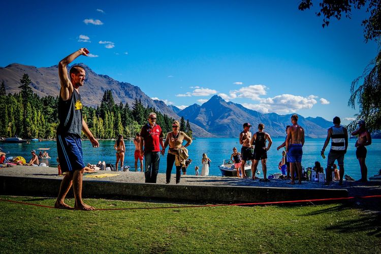 Trénovanie slackline pri jazere nad mäkkým povrchom