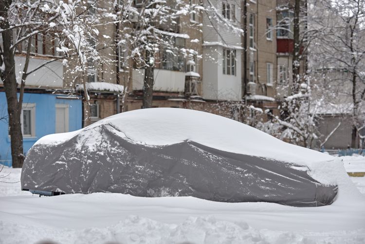 Plachta na auto na zazimovanie auta vonku