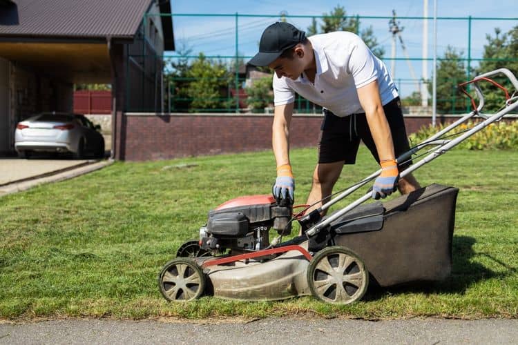 Benzínová kosačka so zberným košom