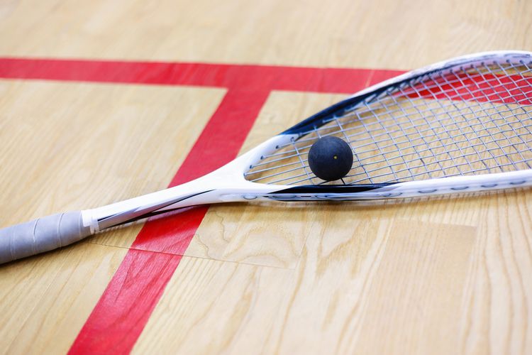 Raketa a loptička na squash